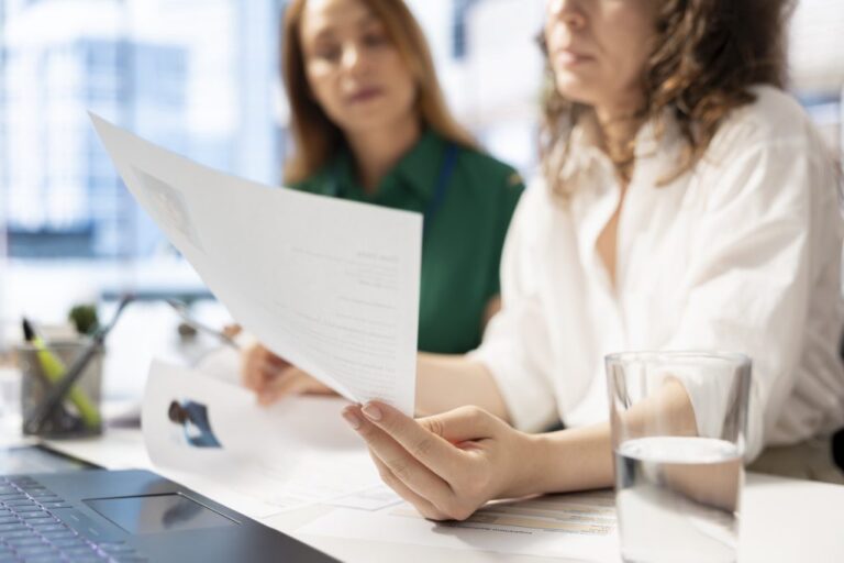 Kiedy warto przejść z jednoosobowej działalności na spółkę? Analiza plusów i minusów